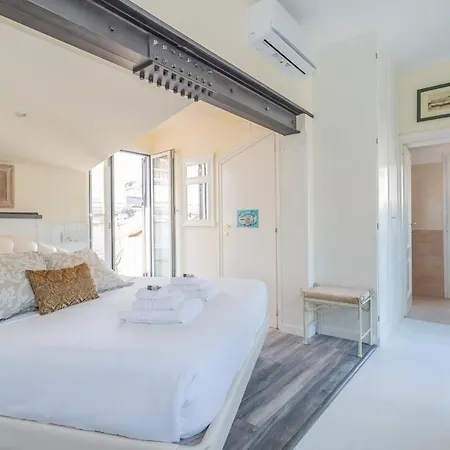 The B Rooftop Apartment Rom